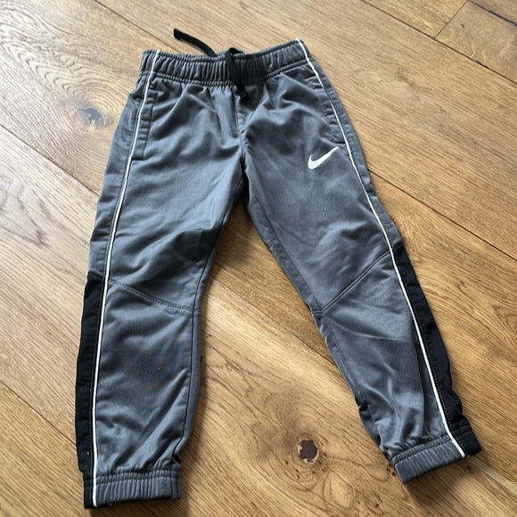 Boys bundle of sweats and pants - Picture 14 of 16